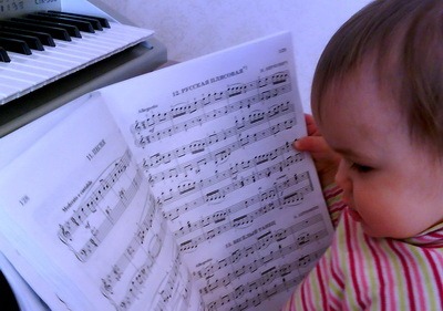 Маша изучает ноты.